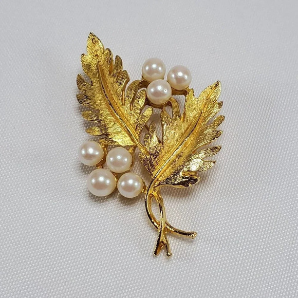 Vintage Dubarry Fifth Ave Brooch Gold Tone Pin Faux Pearl Leaf Signed DBA - Picture 2 of 7